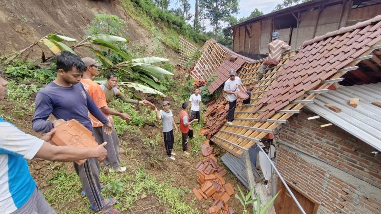 Warga Gotong Royong Tangani Longsor Ringan di Wilayah Pegunungan